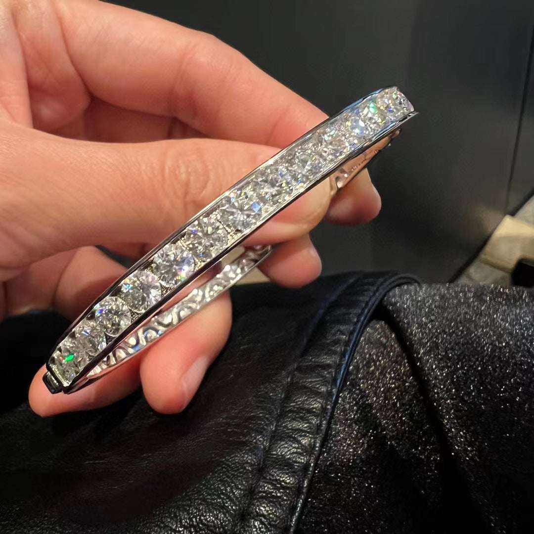 Pure silver gold-plated bracelet with large sparkling Mosan diamonds held by hand