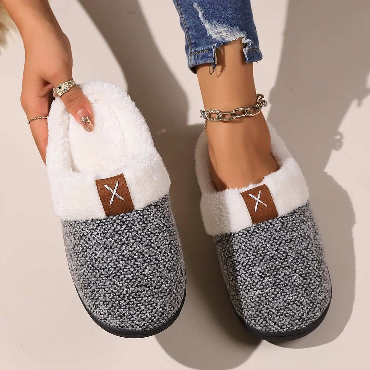 Winter Plush Slippers Fashion Thick Bottom Warm House Shoes For Women Overview:Unique design, stylish and beautiful.Good material, comfortable feet.A variety of colors, any choice.Specification:Applicable gender: neutral/both male and DropshipmanAMIR BAGS INDIA PRIVATE LIMITEDnull