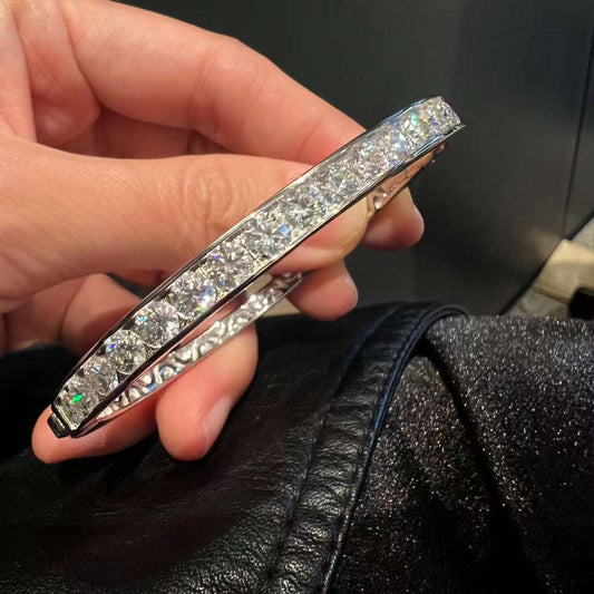 Pure silver gold-plated bracelet with large sparkling Mosan diamonds held by hand
